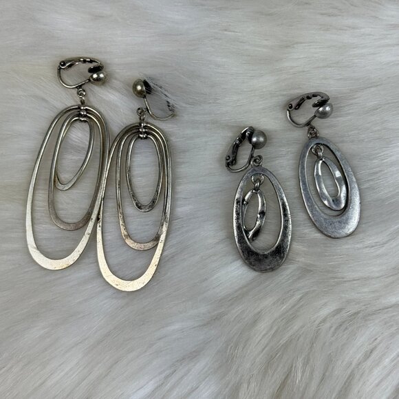 Vintage Pair of Silver Tone Oval Mod Gogo Disco Clip-on Earrings - Picture 4 of 7